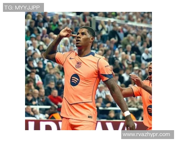 足球明星在比赛中的失控瞬间令人瞩目，情绪波动引发争议与讨论