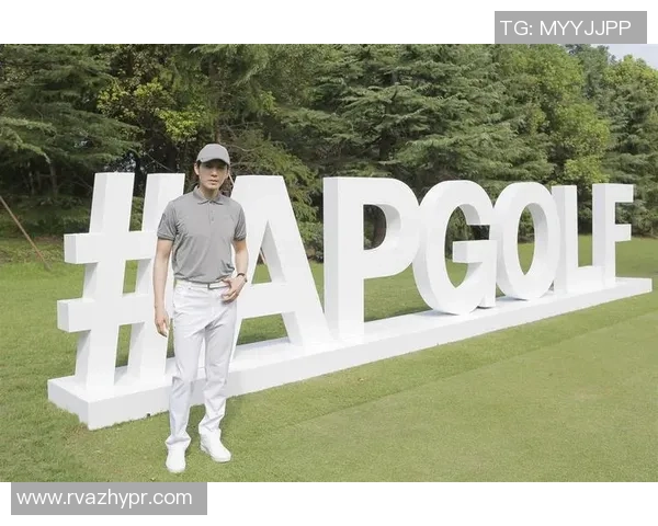 足球明星优雅转身西装搭配手包展现时尚魅力与运动风范