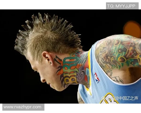 足球明星独特纹身眼睛图案解析与背后故事分享