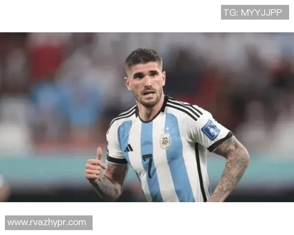 足球明星过人技巧惊艳全场展现超凡球技引发球迷热议